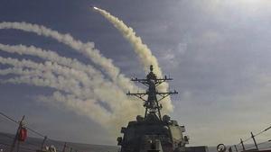 El destructor USS Frank E. Petersen Jr lanza un misil Tomahawk en la madrugada del 28 de febrero pasado destinado a un objetivo en Irán.