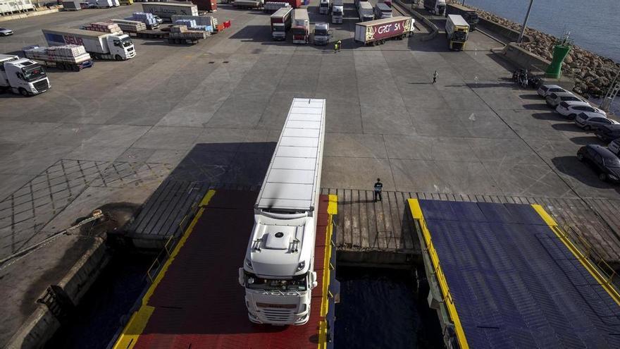 El transporte de Mercancías acepta negociar un nuevo convenio y frena la protesta