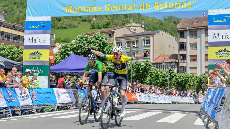 Benjamín Noval culmina su exhibición con una victoria en Pola de Lena y el triunfo en la general de la Vuelta Ciclista a la Montaña Central