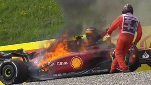 Sainz, intentando salir de su Ferrari en llamas