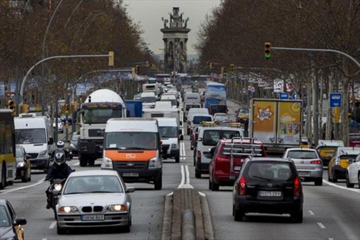 Tráfico muy intenso en la Gran Via barcelonesa.