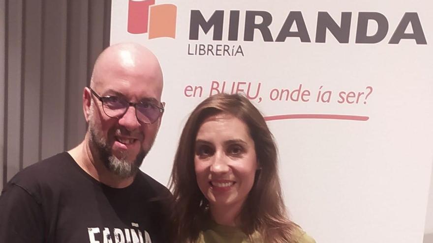 El librero Fernando Miranda y la escritora y finalista del Premio Planeta, Ángela Banzas, en su anterior visita a Bueu.