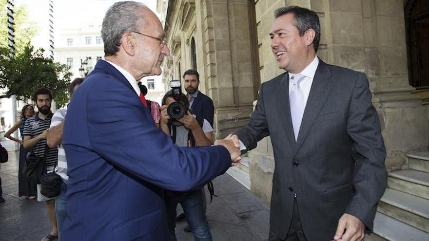 Francisco de la Torre llega al Ayuntamiento de Sevilla, donde es recibido por el alcalde hispalense, Juan Espadas.