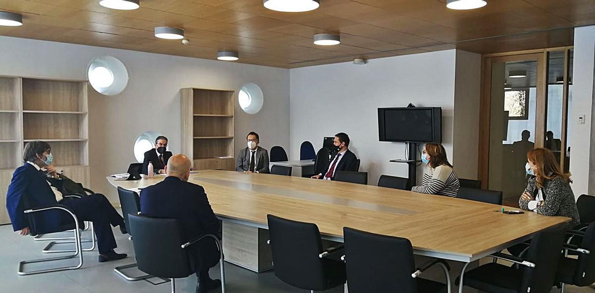 El presidente del TSXG, con el de la Audiencia Provincial, el decano y otros magistrados. | // TSXG