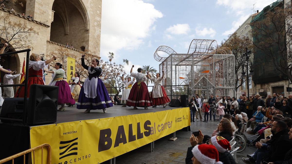 Balls al carrer en el Día de la Constitución