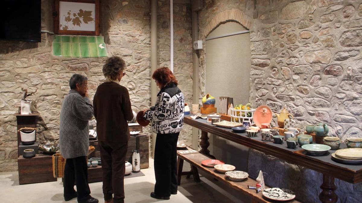 L'exposició mostra una àmplia diversitat d'estils de peces de ceràmica