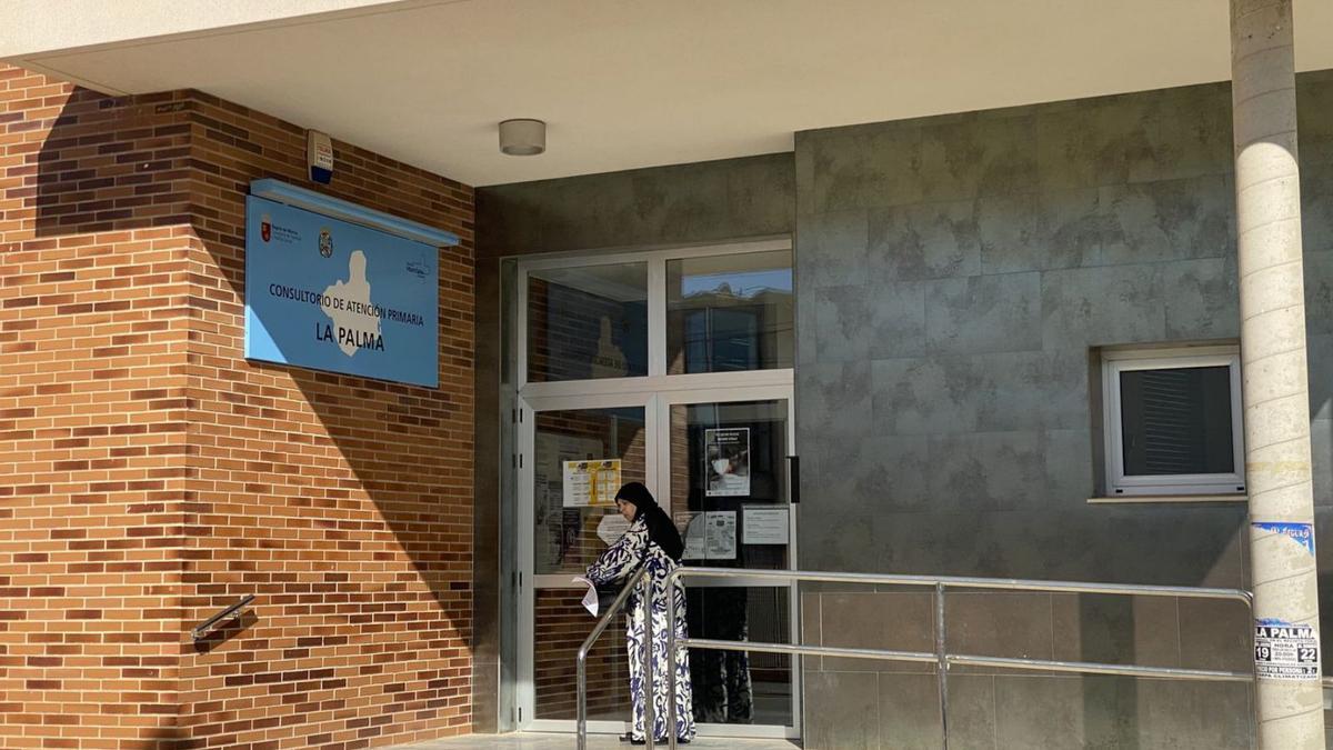 Una mujer entra al consultorio médico de La Palma en el municipio de Cartagena. | IVÁN URQUIZAR