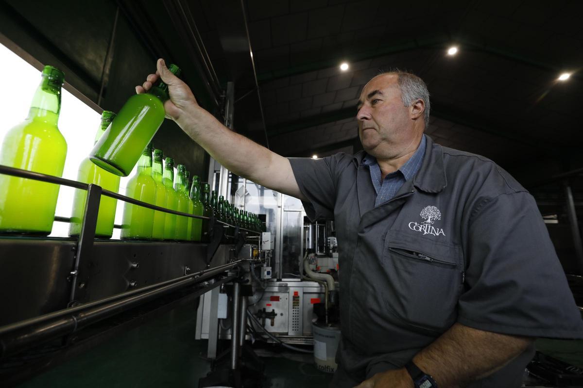 Un operario en el llagar de Cortina.