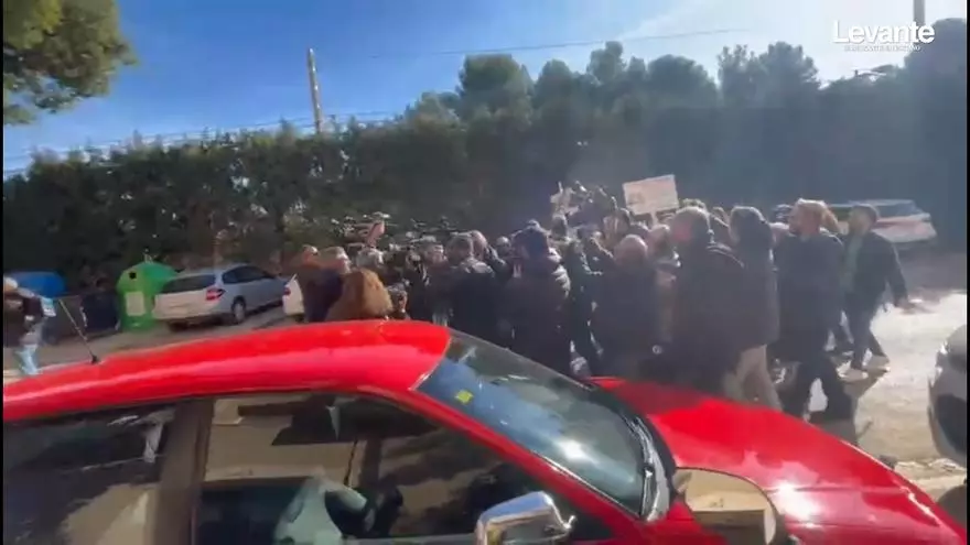 Así ha sido el 'pancartazo' que ha recibido José Manuel Cuenca a la salida de los juzgados de Catarroja