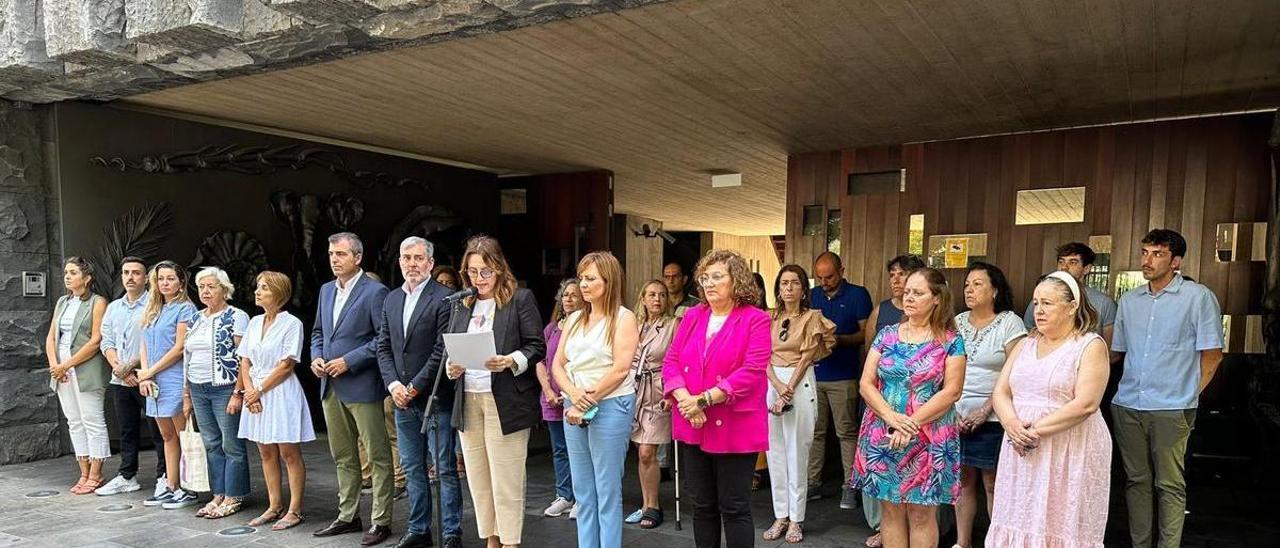 En el centro de la imagen, el presidente del Gobierno de Canarias, Fernando Clavijo, junto a la consejera de Bienestar Social durante la lectura del manifiesto.