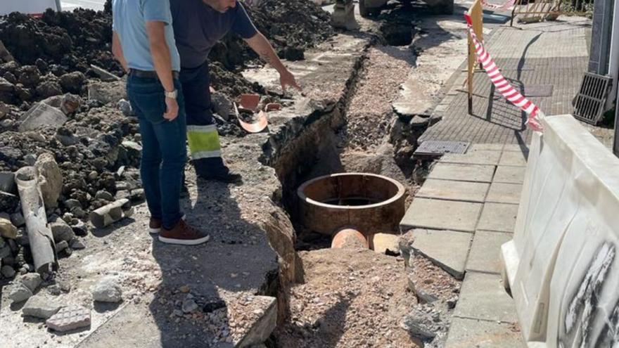 El alcalde de Corvera, Iván Fernández, visitando las obras en Las Vegas.