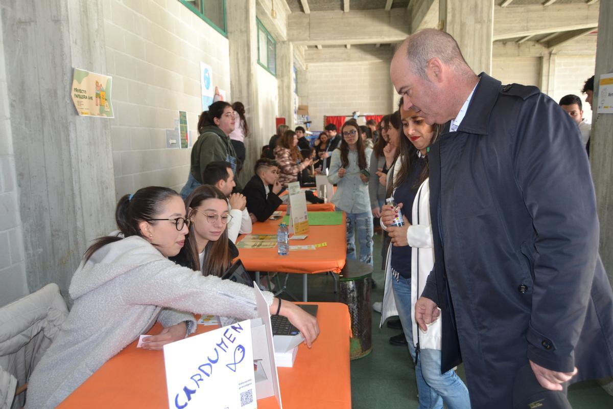 Félix Juncal se interesa por uno de los proyectos del alumnado del IES Johan Carballeira