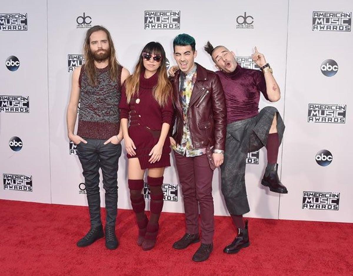 Joe Jonas y su grupo DNCE, en la alfombra roja de la gala de los AMAs 2015.