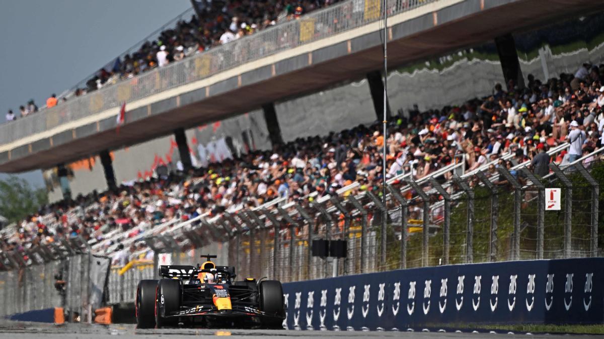 El piloto holandés de Red Bull, Max Verstappen, en el circuito de Montmeló durante la segunda sesión de entrenamientos libres