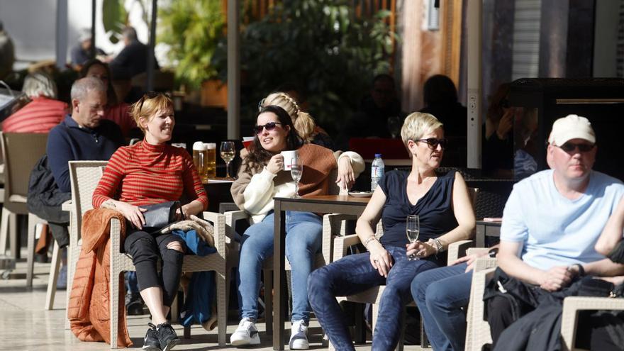 Málaga reúne a cuatro de cada diez extranjeros que viven en Andalucía y a un 30% del empleo