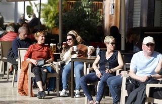 Málaga reúne a cuatro de cada diez extranjeros que viven en Andalucía y a un 30% del empleo