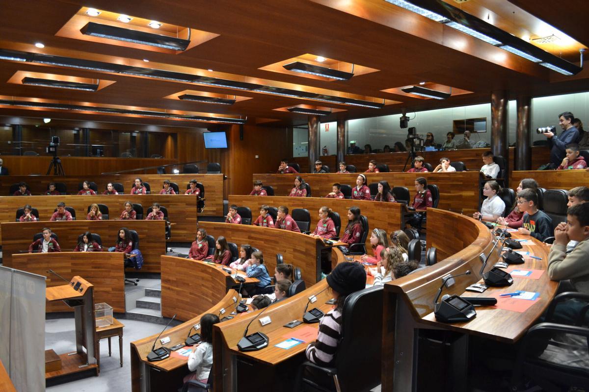 EN IMÁGENES: Sesenta alumnos asturianos se convierten en diputados por un día