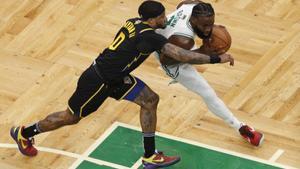 El alero de los Boston Celtics Jaylen Brown (D), en el juego 3 de las finales de la NBA frente a los Golden State Warriors, este 8 de junio de 2022. EFE/EPA/CJ Gunther