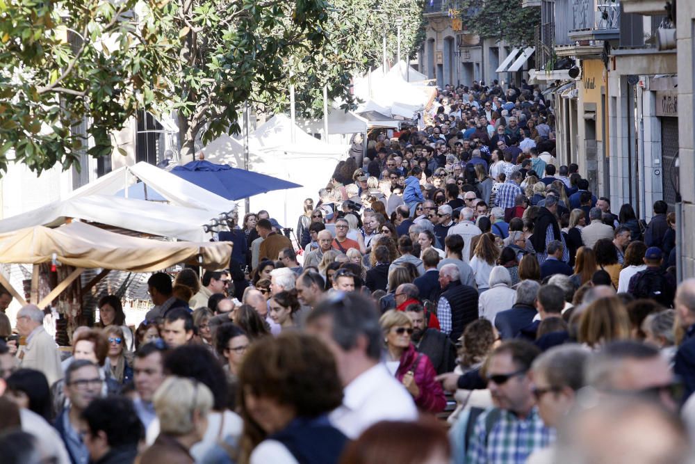 Milers de persones omplen Girona per Tots Sants