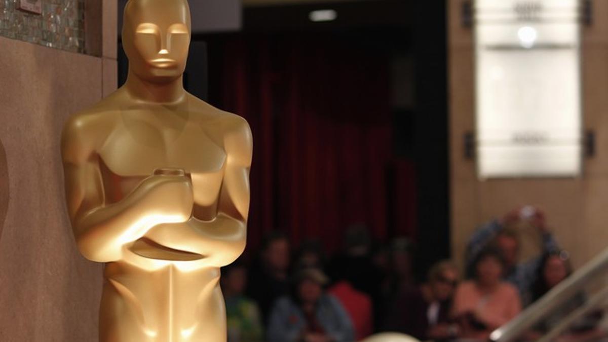 Una estatuilla de los Oscar, durante los preparativos para la 85ª edición de los premios de Hollywood.