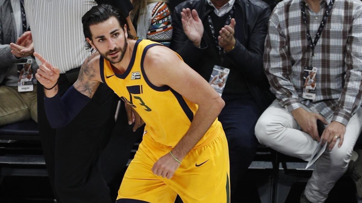 El jugador de Jazz Ricky Rubio celebra su anotacion contra Nuggets