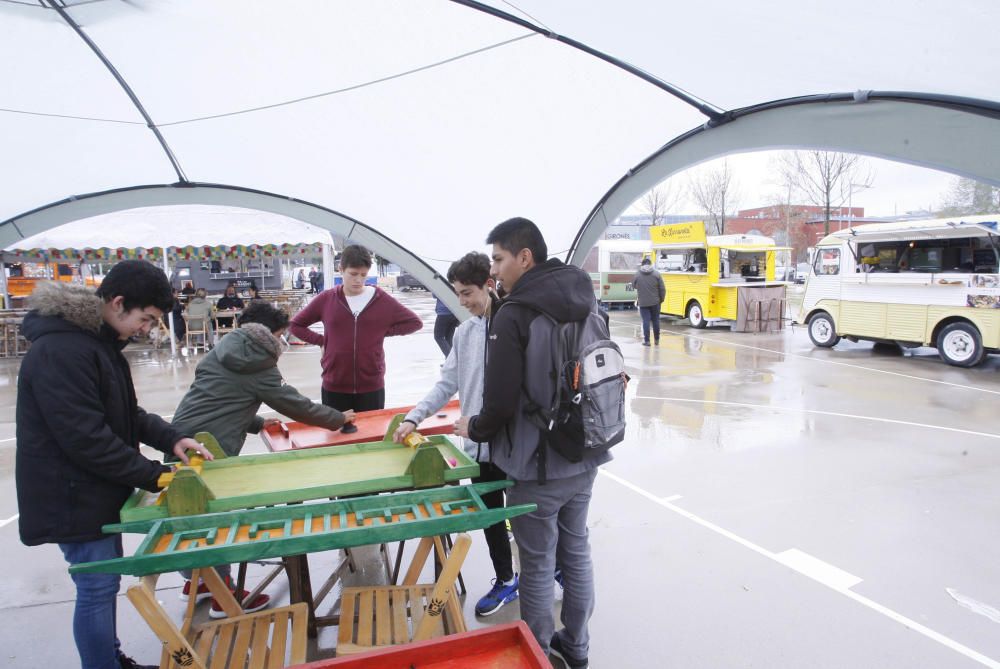 El Food Truck Market de Salt aguanta la pluja