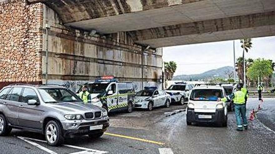 Imagen de un control de vehículos llevado a cabo por la Guardia Civil a la salida de Vila con motivo del estado de alarma.