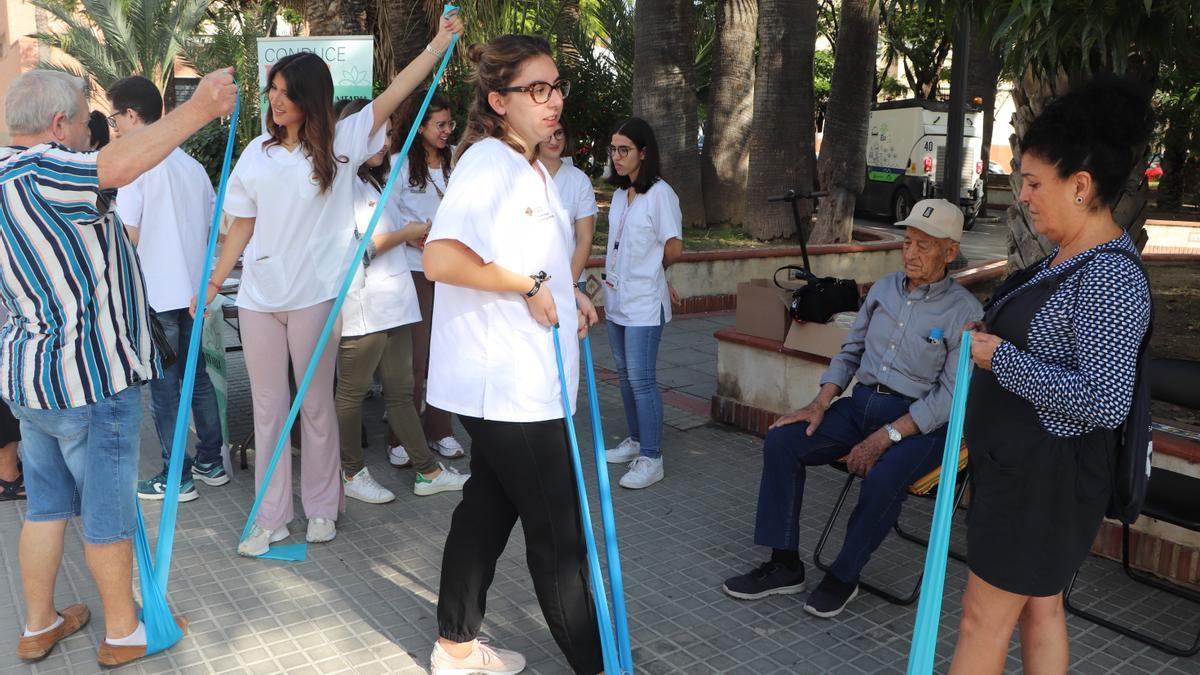 Alumnado de la Escuela de Salud CEU durante una sesión en los barrios de Elche