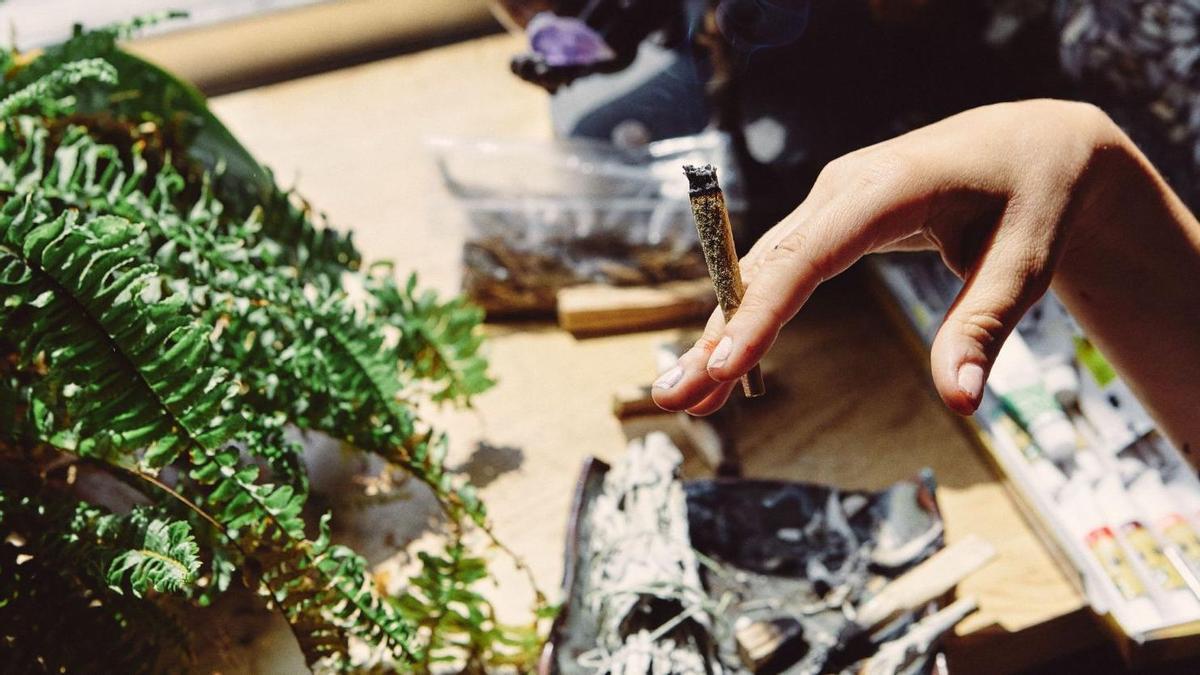 Un joven, fumando un cigarrillo de cannabis.