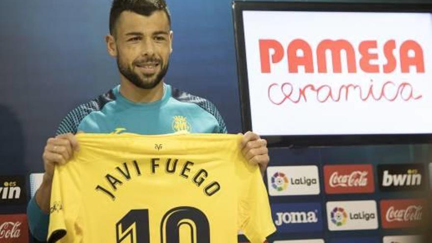 Javi Fuego posa con la camiseta del Villarreal, ayer en la Ciudad Deportiva.