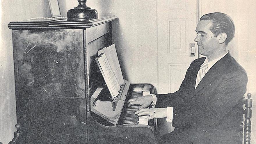 Federico García Lorca, tocando el piano, en una imagen de archivo.