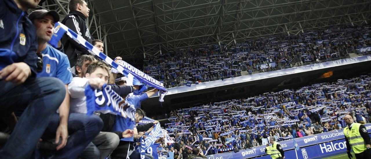 Una imagen del público en el Carlos Tartiere durante un derbi asturiano