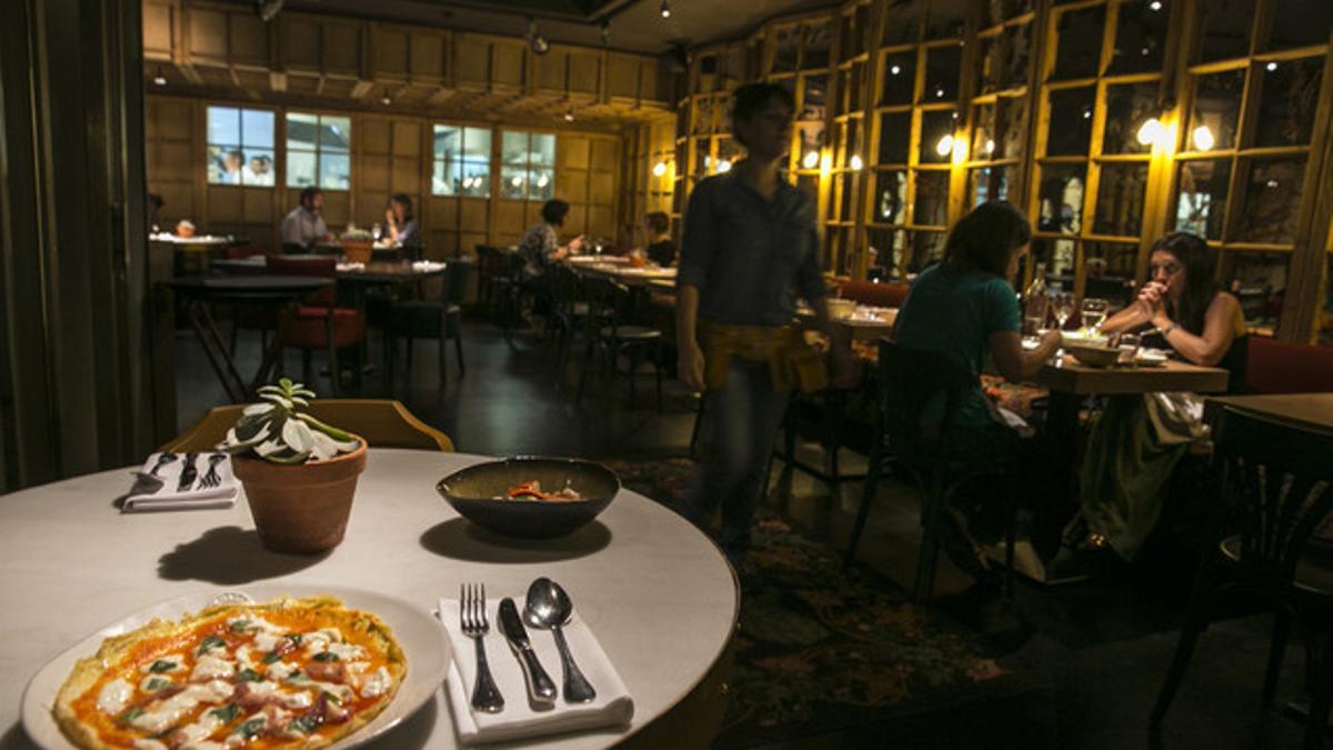 Unos comensales, en un restaurante de Barcelona, el pasado día 7.