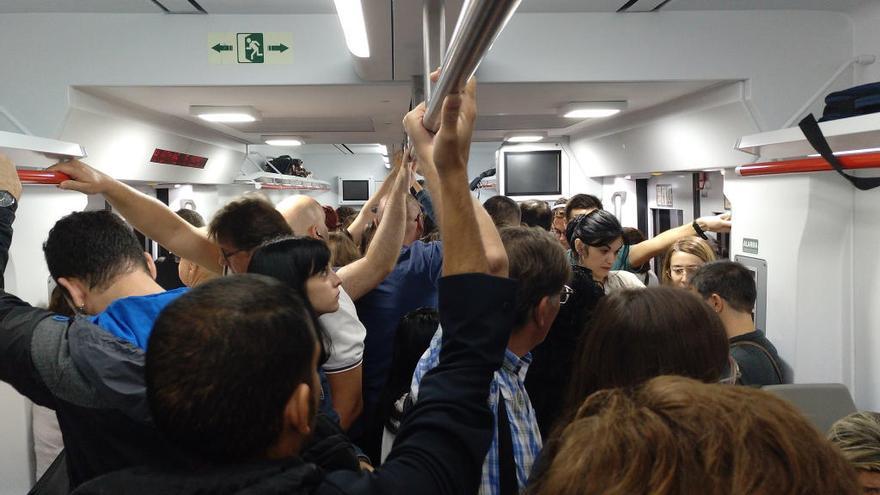 Un tren de la línea C1 de Cercanías repleto de gente, esta semana.