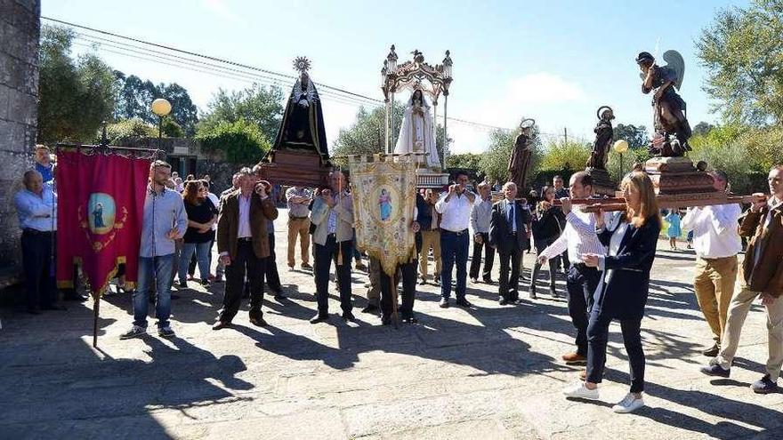 Procesión en honor a la Virgen del Rosario en la parroquia de Marcón. // Gustavo Santos