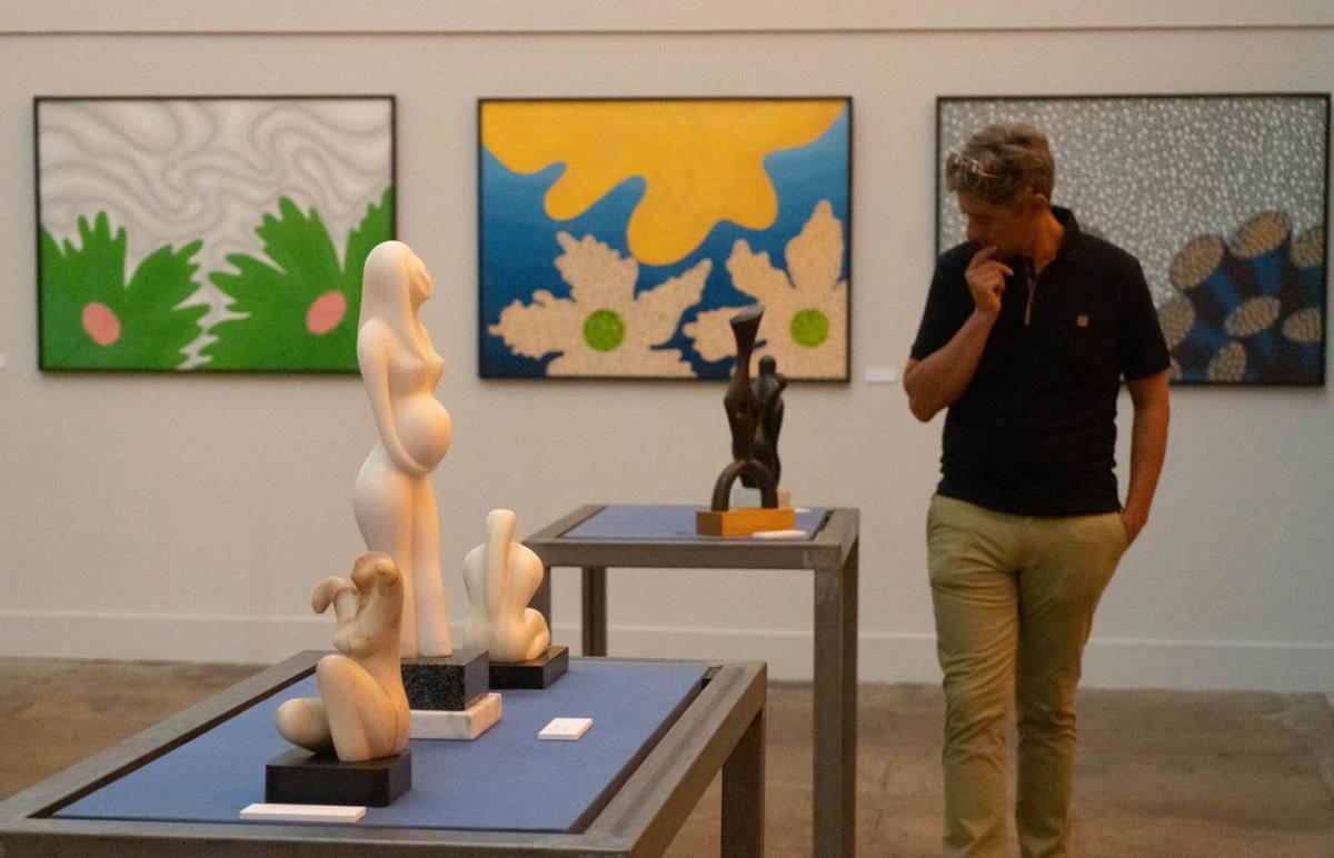 Un hombre contempla algunas de las esculturas expuestas. | J.L.F.
