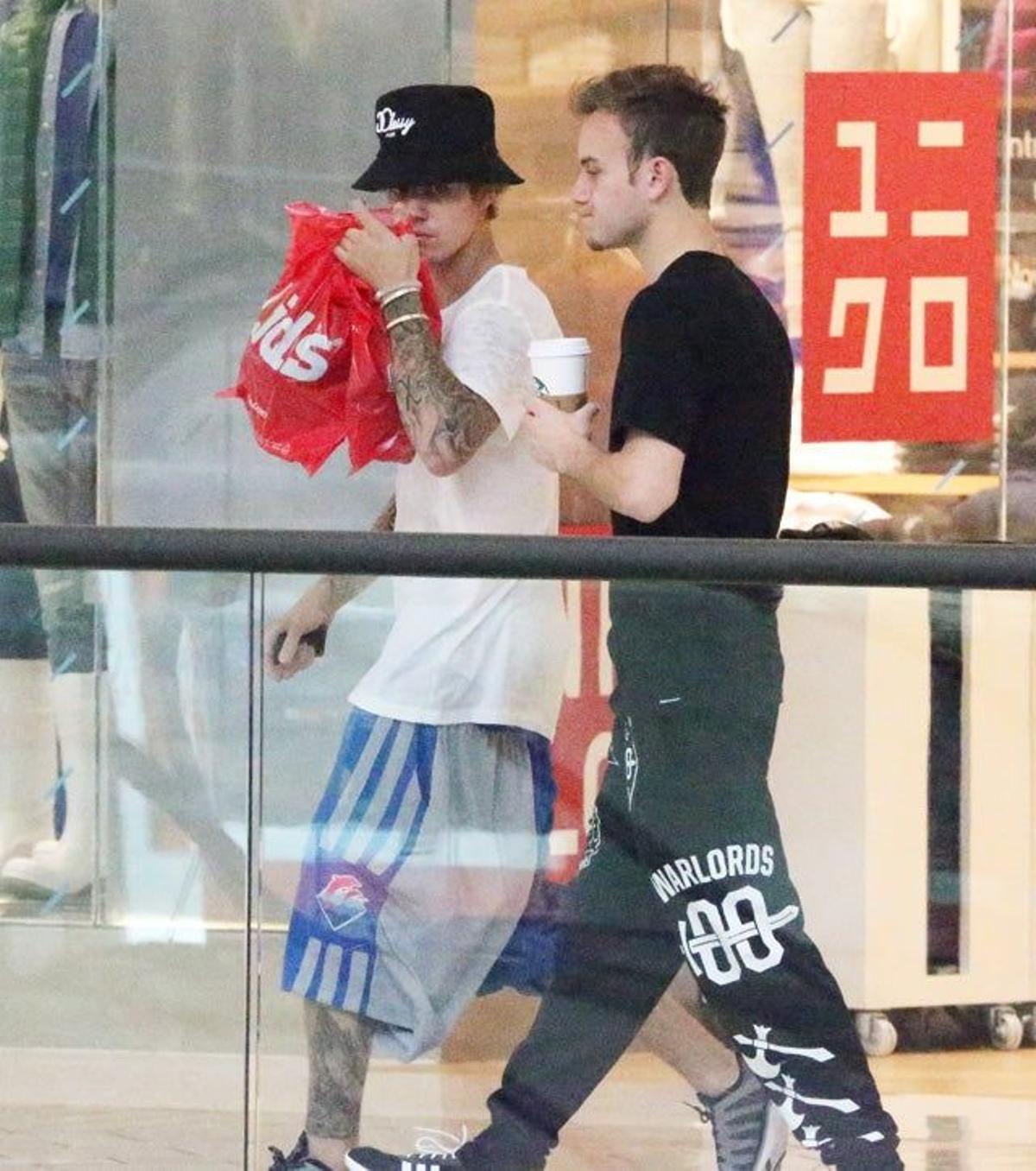 Justin Bieber con un amigo en un centro comercial de Beverly Hills