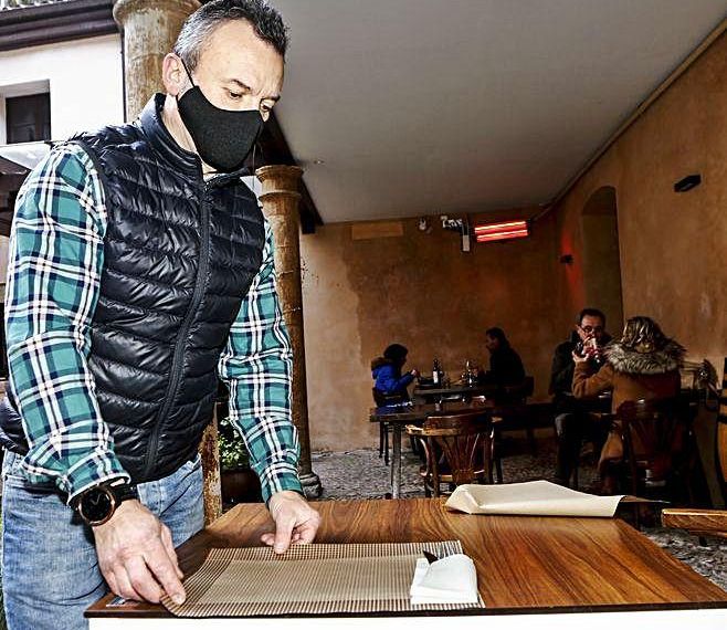Ignacio García prepara una de las mesas de su terraza interior. | Julián Rus