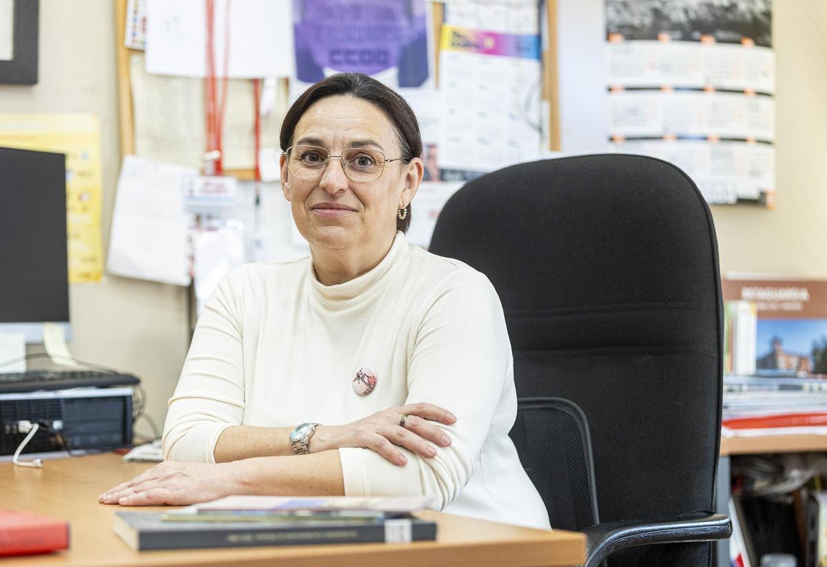 La nueva secretaria general de CC OO en l'Alacantí-les Marines, Eva Calleja, en su despacho.