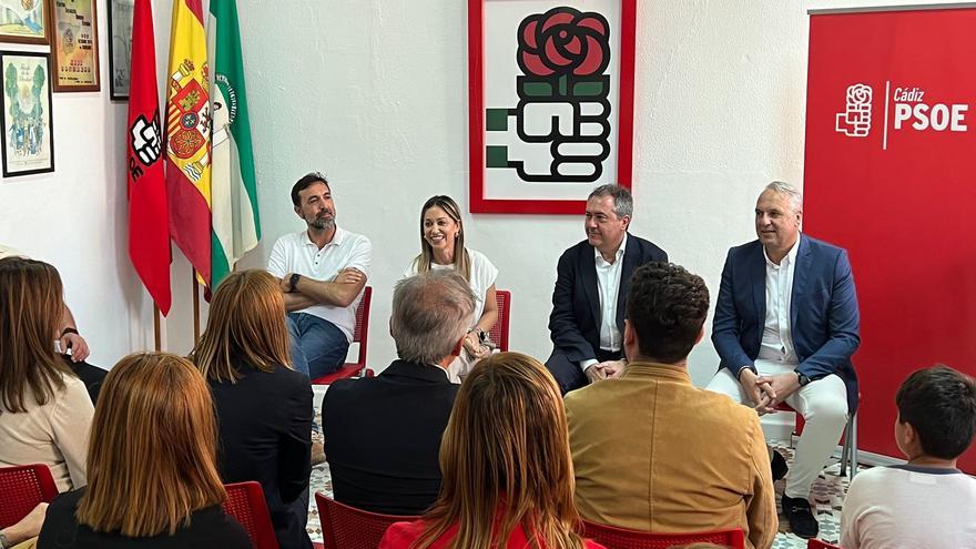 El secretario general del PSOE andaluz, Juan Espadas, y el resto de representantes socialistas durante el encuentro.