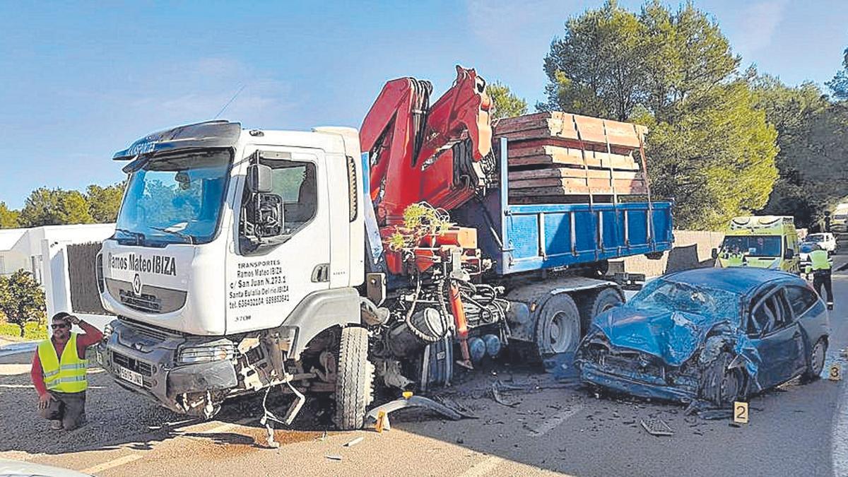 Estado del coche y del camión tras el accidente en Ibiza.