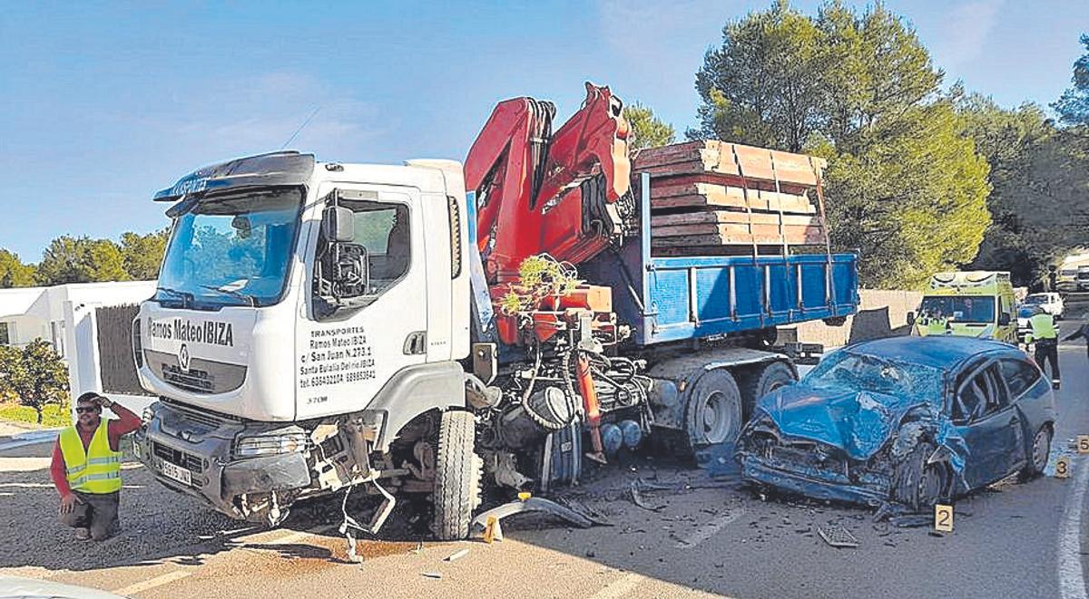 Estado del coche y del camión tras el accidente en Ibiza.