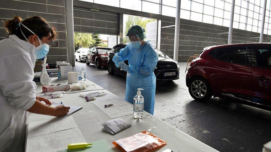 Dos profesionales sanitarias realizan pruebas de Covid en el Recinto Ferial de Pontevedra.