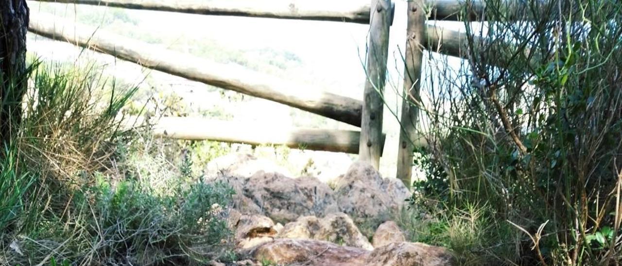 Un mirador de Xàbia en el que está prohibido fumar, repleto de colillas