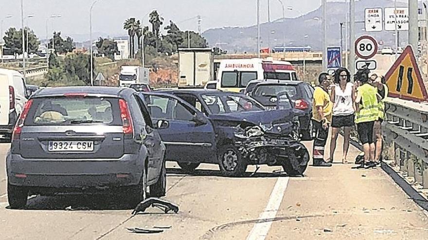 Dos jóvenes resultan heridos al arrollarlos un camión en la CV-10