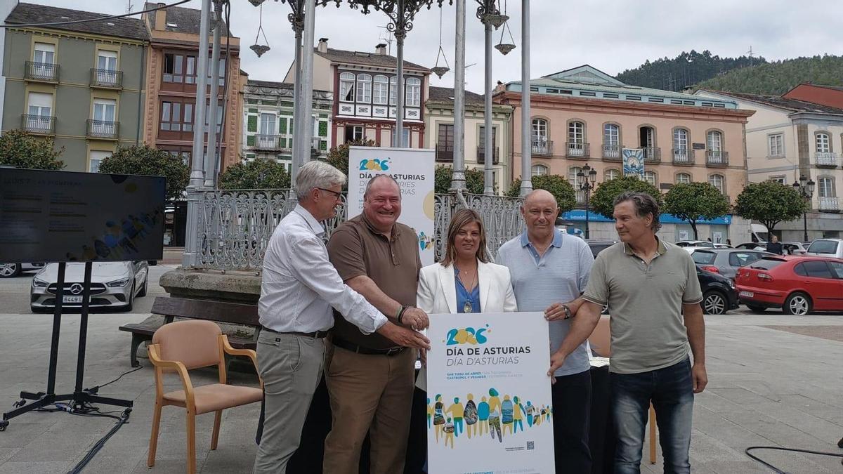 De izquierda a derecha, el director de Reto Demográfico, Marcos Niño; el alcalde de Vegadeo, César Álvarez; la vicepresidenta del Principado, Gimena Llamedo; y los alcaldes de Castropol y  San Tirso de Abres, Francisco Javier Vinjoy y Clemente Martínez Rodil.