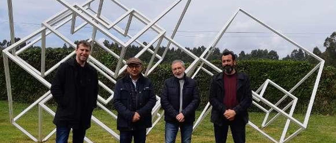 Manolo Paz (segundo por la izquierda), en la presentación, ayer. // FdV