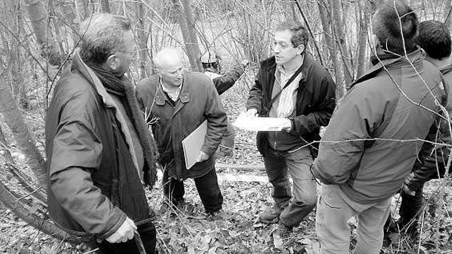 Técnicos y asistentes al curso, en un bosque, en Quirós.