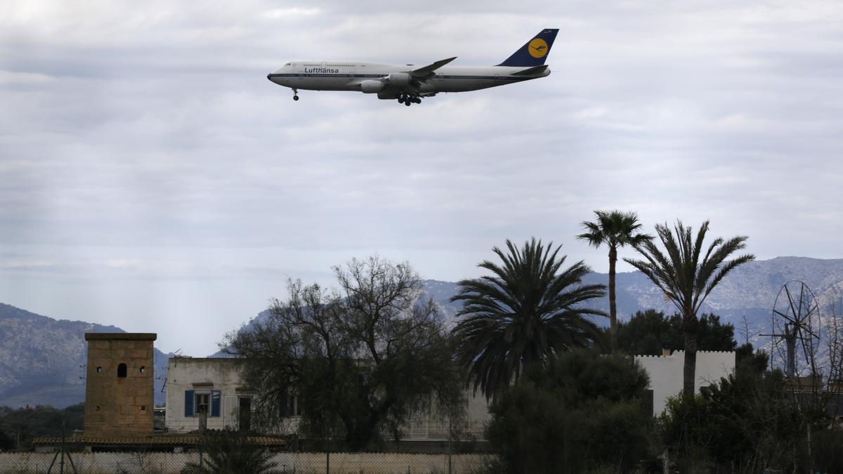 Im Landeanflug: Minütlich landen aktuell wieder Flugzeuge am Flughafen von Palma de Mallorca.