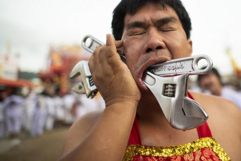 Un hombre se automutila en el festival vegetariano de Phuket. (Jewel SAMAD / AFP)